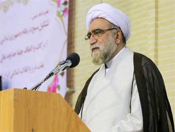 نفوذ تفکر انقلابی در عمق وجود مردم انقلاب را بیمه می‌کند