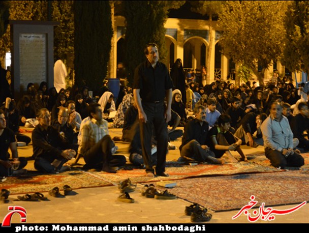 شب 21 رمضان؛ سیرجانیها در کنار شهدا+عکس
