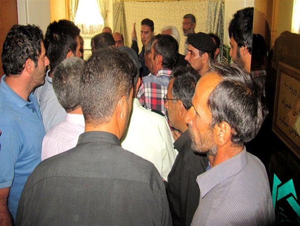 تجمع مردم روستای فیازمان نهاوند در فرمانداری به دلیل مشکل آلودگی آب+ تصاویر
