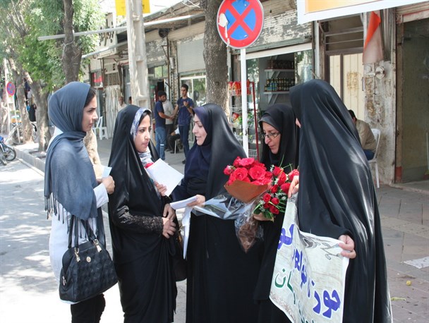 ترویج فرهنگ حجاب و عفاف با اهدا گل به بانوان در شهرستان دلفان