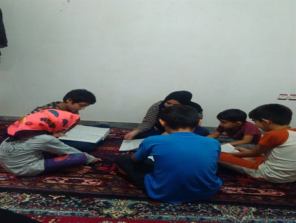 آموزش قرآن حتی در مهمانی ها + عکس