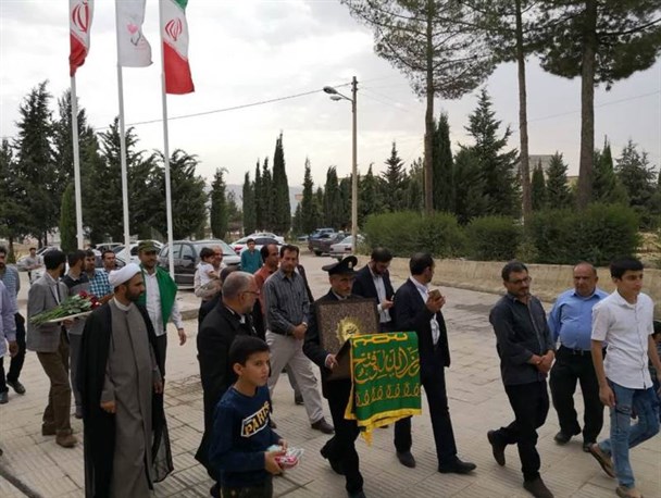 تصاویری دیدنی از حضور خادمین و پرچم متبرک حرم امام رضا (ع) در بین مردم استان