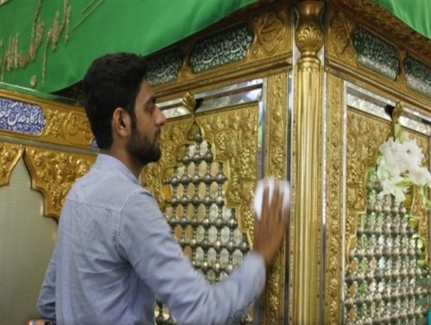 آیین غبارروبی و عطرافشانی آستان مقدس ۸ امام زاده لنگرود توسط دوچرخه سواران برگزار شد + تصویر