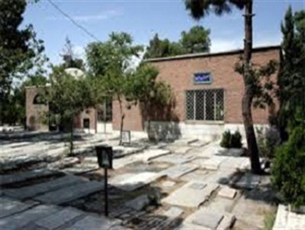 سنگ قبری که نام یک روزنامه بر آن حک شده است / گذری در تاریخی ترین قبرستان ایران + تصاویر