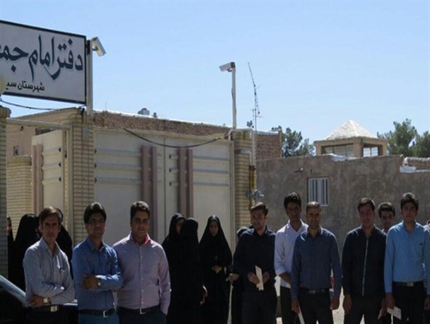 دانشجویان سیرجانی در پی نارضایتی از نحوه تقسیم محل خدمت شان دست به اعتراض زدند+تصاویر