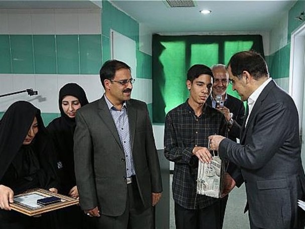 رتبه چهارم کنکور ریاضی با وزیر بهداشت دیدار کرد