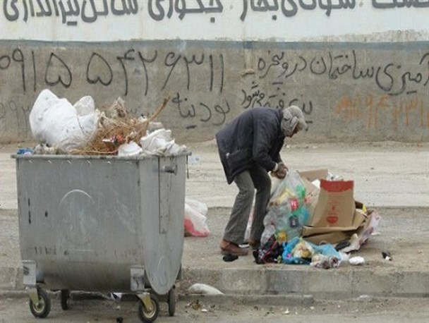 بی توجهی متولیان خدمات شهری، به سلامتی شهروندان/ دپوی زباله ها در معابر شهری داد مردم را درآورد