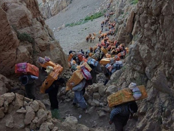 بیکاری، پاشنه آشیل کولبری در مناطق مرزی/ کولبران واقعی قربانی سوءاستفاده قاچاقچیان سلاح و مشروبات می شوند