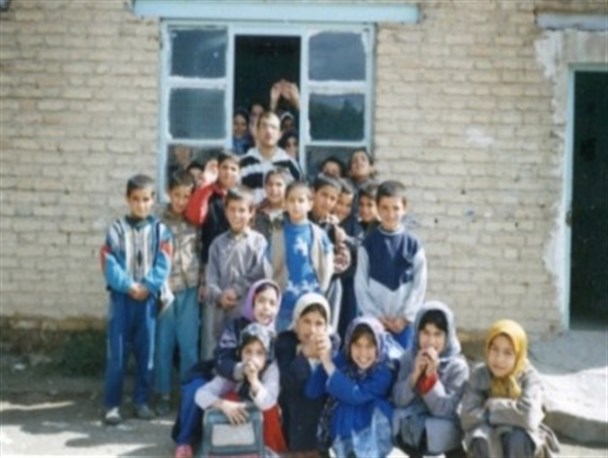 دستان خالی کودکان نیازمند و انتظار برای مهر