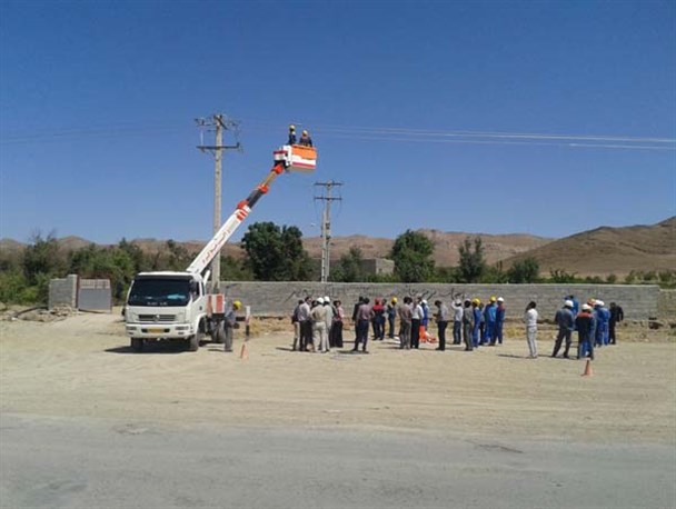 راه اندازی کارگروه خط گرم برق استان فارس در شهرستان بوانات + تصاویر
