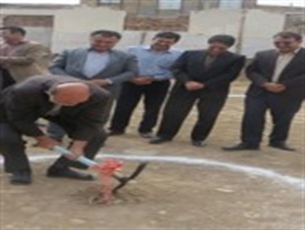 کلنگ ساختمان مرکز بهداشت شهدای تاکستان به زمین زده شد