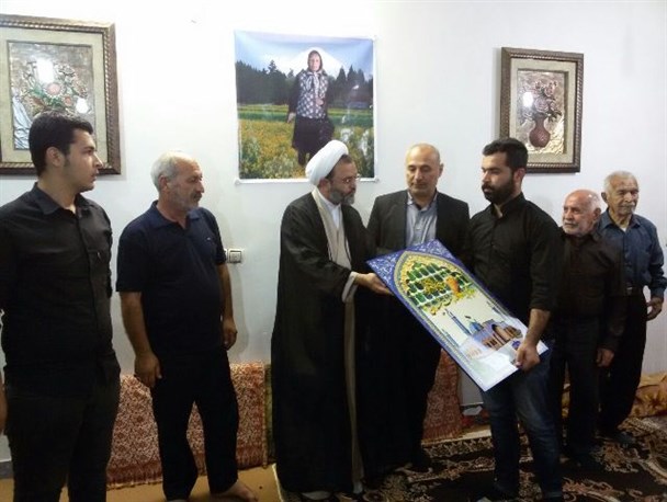 دیدار امام جمعه و نماینده مسجدسلیمان از خانواده مادری که اعضای بدنش را اهدا کرد+تصاویر