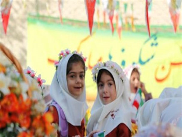آغاز بهار علم و دانش برای ۴۵۰۰ کلاس اولی در میاندوآب/شکوفه های خندان راهی کلاس های درس شدند