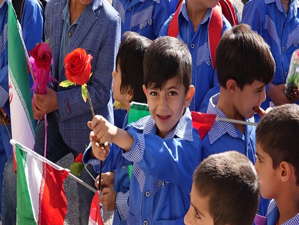 شکوفه های کوهرنگی آغاز سال تحصیلی را جشن گرفتند + تصاویر