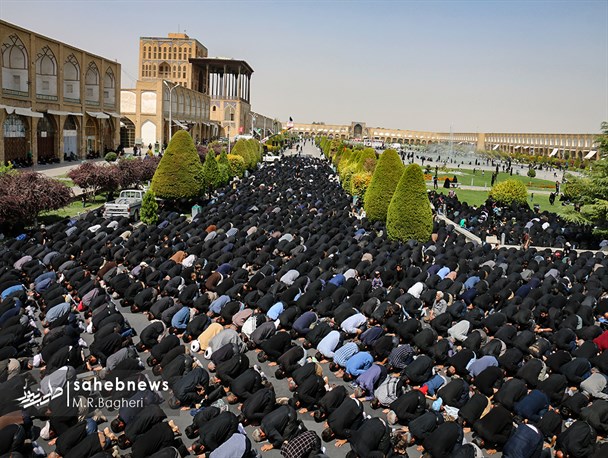 نماز ظهر عاشورا با حضور پر شور عزاداران حسینی در میدان امام(ره) اصفهان/ تصاویر