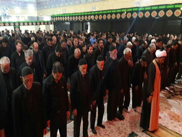 عزاداران حسینی نماز ظهر عاشورا در سراسر همدان به پاداشتند