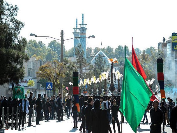 اقامه یکپارچه عزاداری و نماز ظهر عاشورا توسط عزاداران حسینی در البرز/ امام جمعه کرج: باید با تاسی از قیام‌حسین (ع) در برابر جنگ اقتصادی و سیاسی استکبار ایستاد