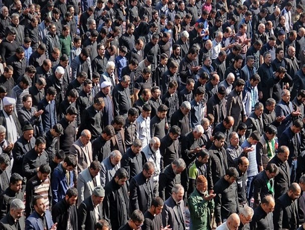 نماز ظهر عاشورا با حضور سوگواران حسینی در استان یزد برگزار شد +تصاویر