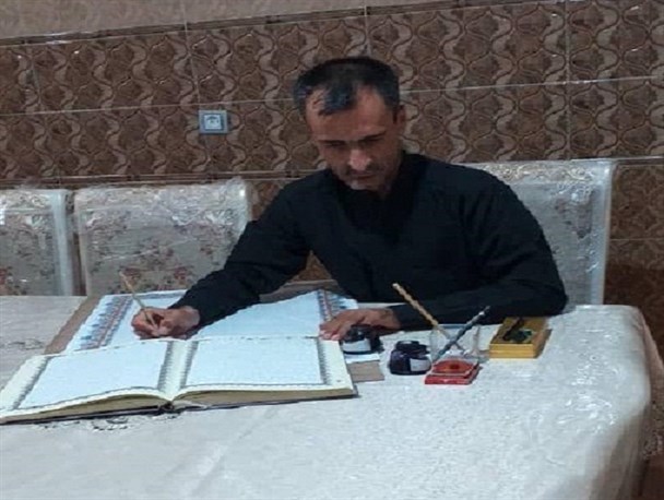 کتابت قرآن به عشق پاسداشت ولایت/ باورم نمی شد که نامه من توسط رهبر معظم انقلاب پاسخ داده شود