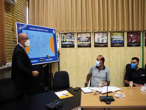 کارگاه آموزشی فرناندز برگزار شد/ مربیان هندبال سر کلاس پروفسور