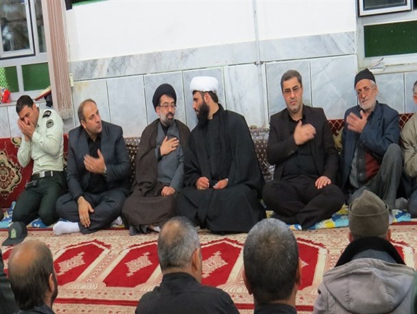 حضور فرماندار مینودشت در بین عزاداران روستای دوزین + تصاویر