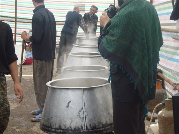 نظارت بر تهیه غذا توسط تکایا و دسته های عزاداری تحت پوشش دانشگاه علوم پزشکی مشهد صورت می گیرد