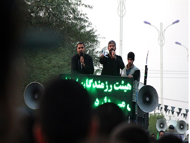 مداحی شهید "نادر حمید" هنگام ورود ضریح امام حسین(ع) به اهواز+عکس