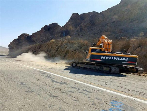 اجرای عملیات حذف نقاط پرحادثه در محورهای مواصلاتی مهرستان به ایرانشهر