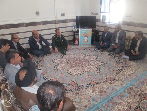 دیدار مسئولان شهرستانی با خانواده شهید خرم زاده در چرام+تصاویر