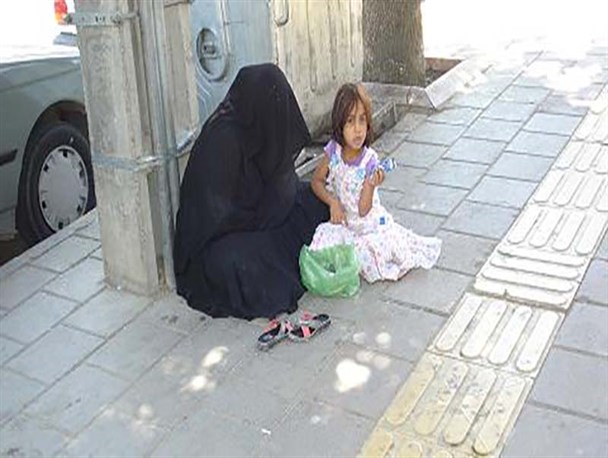 خواب زمستانی متولیان در جمع آوری متکدیان/ تکدی گری این بار جلوی کارخانجات بروجرد