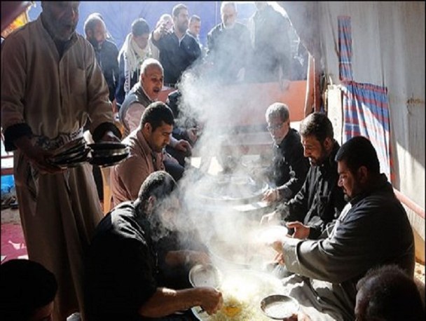 توزیع روزانه ۱۵ هزار پرس غذا در میان زائرین اربعین حسینی توسط موکب مردم سریش آباد