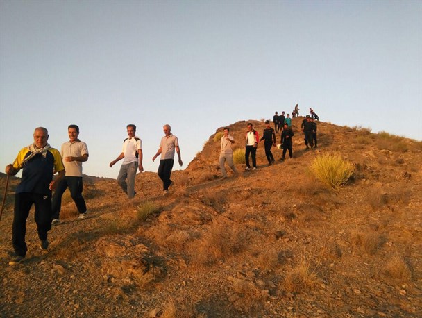 همایش کوهپیمایی عمومی در منوجان برگزار شد+تصاویر