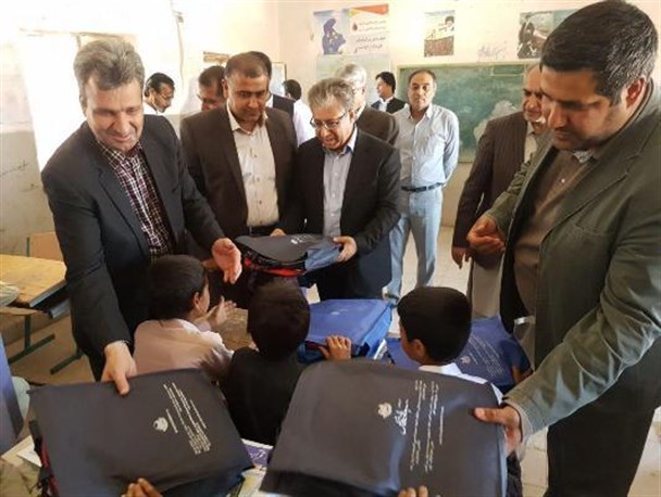 توزیع ۲ هزار بسته لوازم التحریر بین دانش آموزان نیازمند خاش