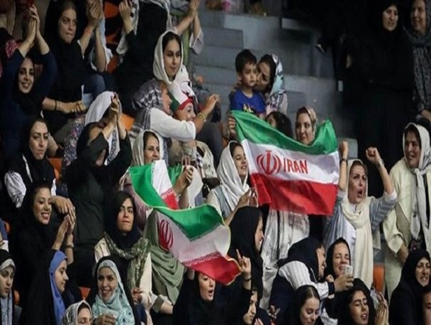 تقلای اصلاح‌طلبان برای "دستاورد" معرفی کردن حضور زنان در ورزشگاه/ بانوان، زیر بار تبلیغات دروغین نمی‌روند
