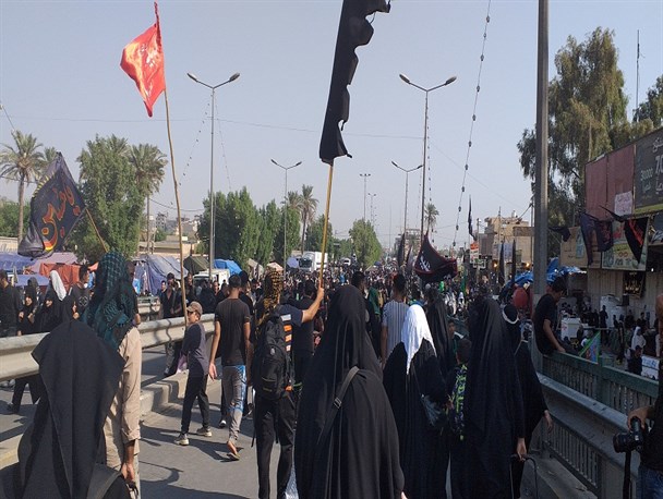 عشق بازی زائران در مسیر نجف تا کربلا