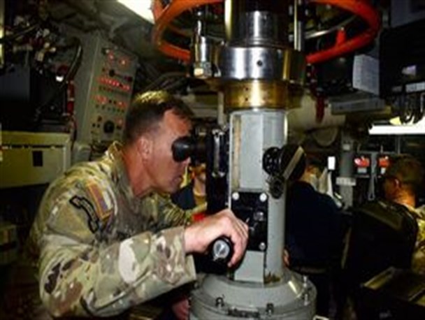 حضور فرمانده سنتکام در زیردریایی اتمی آمریکا