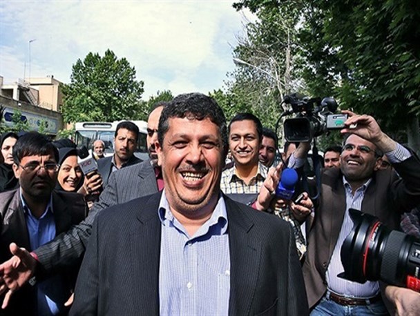 تصاویر/متهم خاص هنگام حضور در دادگاه به چه می خندد!
