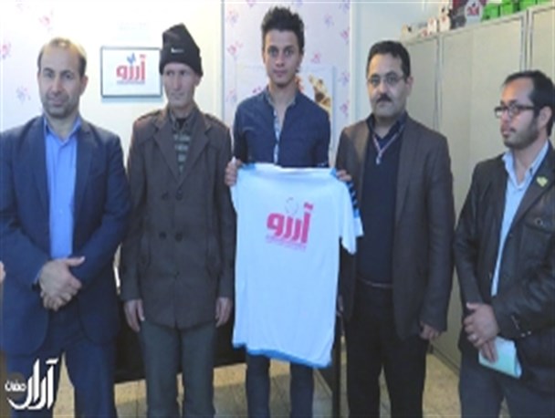 دیدار "اکبر ایمانی" بازیکن ذوب آهن اصفهان از موسسه خیریه آرزو+عکس