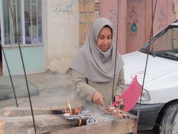 گپ خواندنی رادکانا با بانوی کردکویی که کبابی دارد+تصاویر
