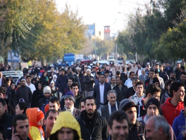 همایش پیاده روی خانوادگی به مناسبت هفته بسیج در شهرستان پارس آباد برگزار شد