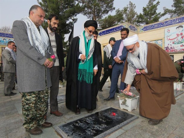 مزار شهدای تربت جام عطرافشانی و گلباران شد