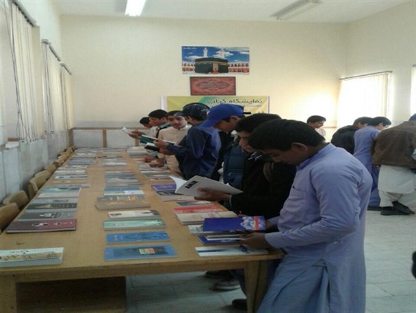 نمایشگاه کتاب در کتابخانه عمومی میرجاوه برگزار شود+تصاویر