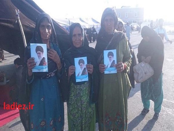 زوار پاکستانی کربلا با تصاویر رهبر انقلاب وارد ایران شدند
