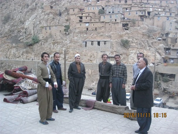 سجاده فرش های اهدائی در صحن داخلی مسجد روستای پالنگان نصب شدند+تصویر