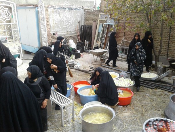 بانوان "مریانجی" در حال خدمت به زائران اربعین از بام تا شام+تصاویر