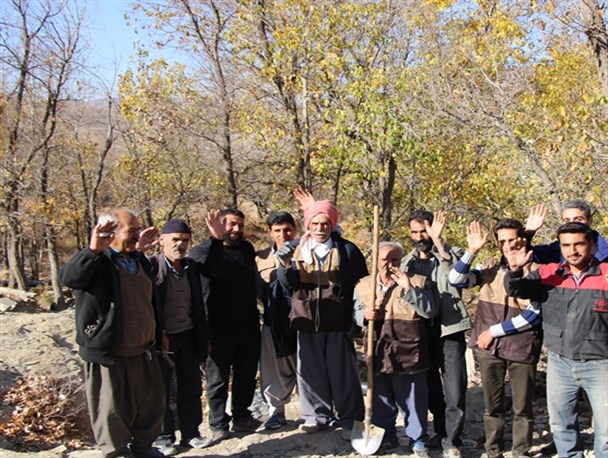 محرومیت زدایی با همّت جهادگران بسیجی / باغات ۲۰۰ ساله روستایی سیراب می شوند