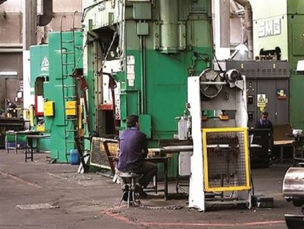 وضعیت تولید بسیار وخیم است/ دولت در فعالیت‌های سالم کارخانجات سنگ اندازی نکند