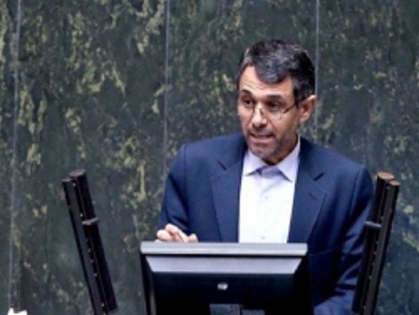 بلاتکلیفی بازار ارز ضربات جبران ناپذیری به تولید زد/ حقوق کارمندان، کارگران و فرهنگیان افزایش یابد
