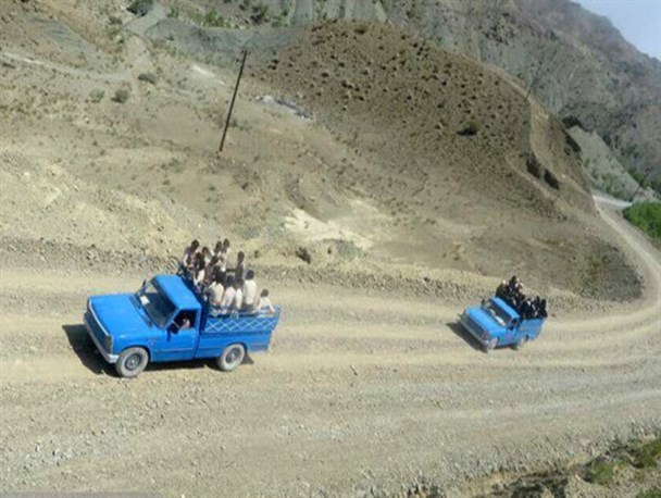 تحصیل با چاشنی دلهره و ترس/ 700دانش آموز هرمزگانی با وانت به مدرسه می روند