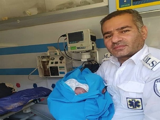 تولد نوزاد عجول در آمبولانس اورژانس جاده‌ای پاتاوه+عکس